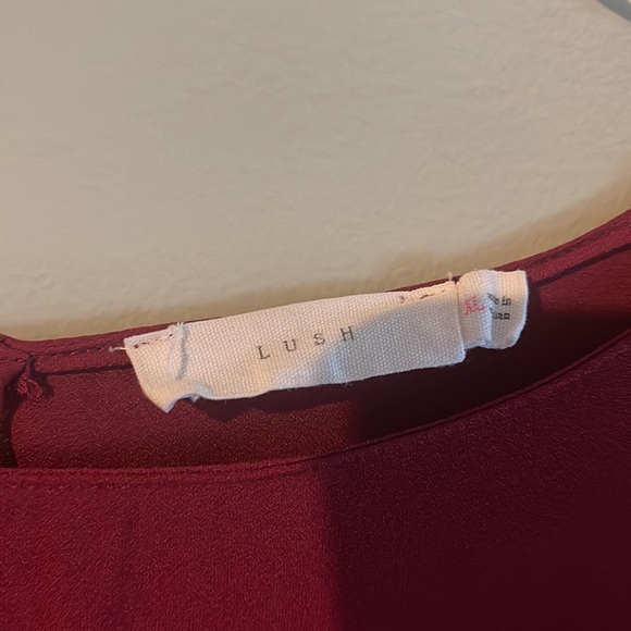 Lush burgundy top in beautiful condition with ruffled shoulders - Picture 3 of 3